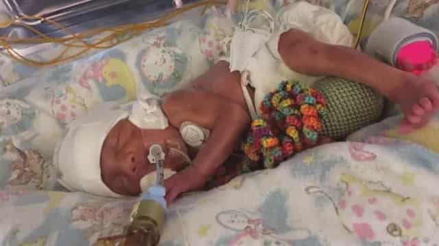 Ivy-Rose: menina com apenas 9 dias morre com Covid-19 no Reino Unido