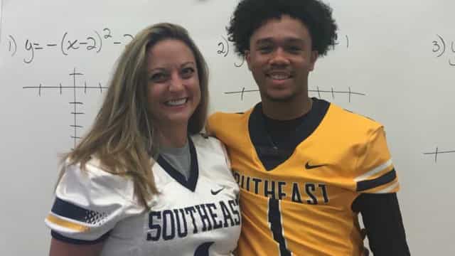 Professora que se tornou rosto anti-certificado, afinal, estava vacinada