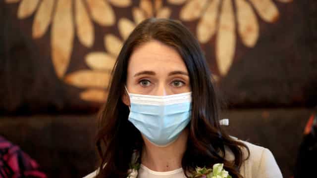 Filha de 3 anos interrompe Jacinda durante live sobre Covid na Nova Zelândia