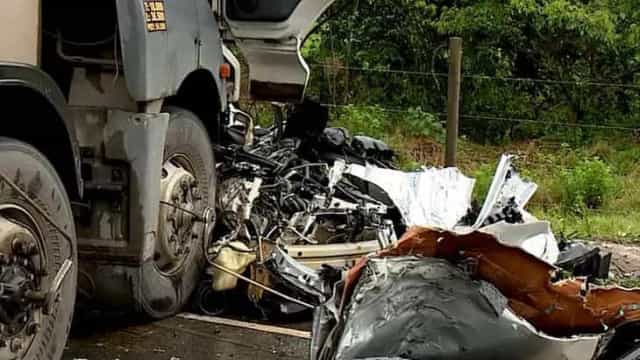 Acidente com carreta deixa quatro mortos e carro destruído no ES