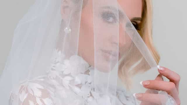 Uma princesa! Paris Hilton divulga fotos do seu vestido de noiva