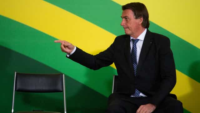 Bolsonaro defende corte de compra de cargueiros pela FAB e faz aceno a Embraer