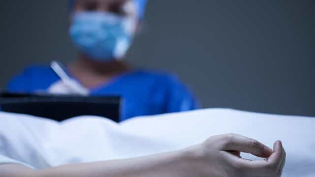 O que realmente acontece durante uma autópsia