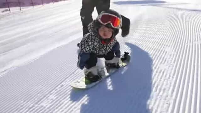 Bebê de 11 meses surpreende internautas a fazer snowboard na China