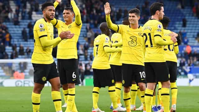 Chelsea domina Leicester, mantém série invicta e continua isolado na liderança