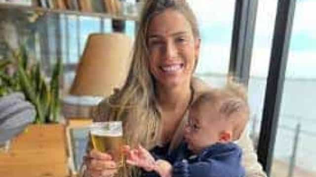 Ex-atleta Bia Feres brinda fim da amamentação com copo de cerveja