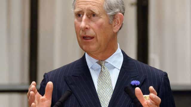 Livro revela que príncipe Charles fez comentário racista sobre filho de Meghan