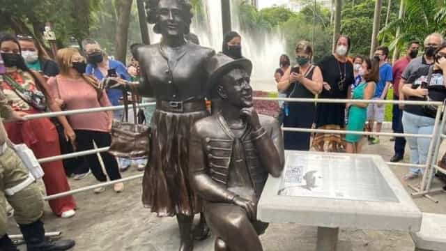 Estátuas de Paulo Gustavo e Dona Hermínia são inauguradas em Niterói, no Rio