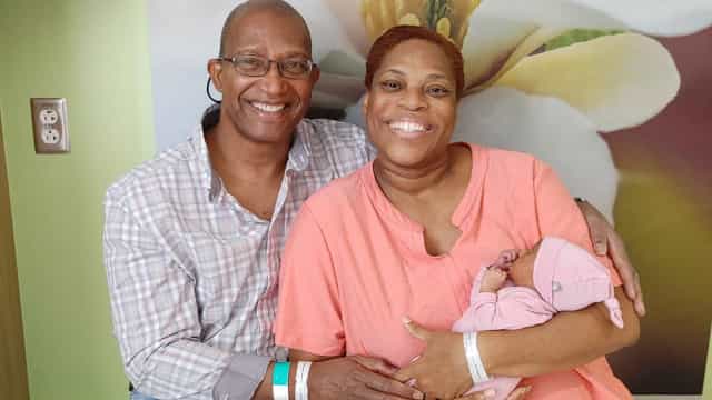 Mulher dá à luz aos 50 anos após mais de uma década de infertilidade