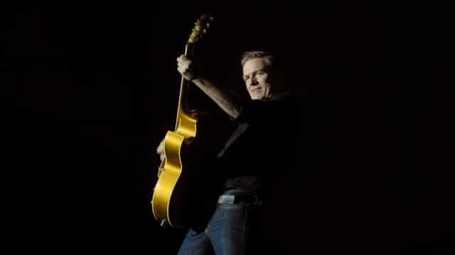 Bryan Adams testa positivo para Covid na chegada à Itália