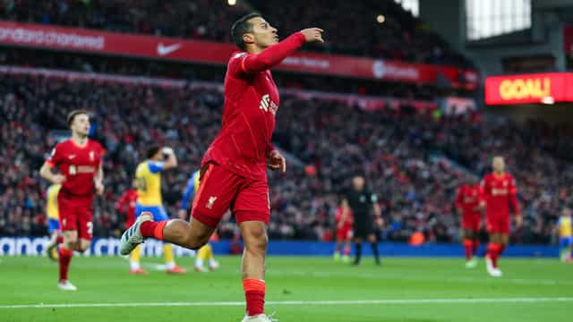 Liverpool marca gol 700 da era Klopp, goleia Southampton e assume vice-liderança