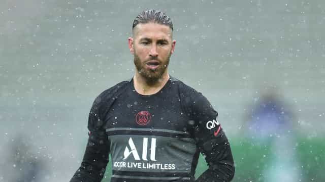 PSG vence Saint-Étienne em jogo marcado por lesão de Neymar e estreia de Ramos