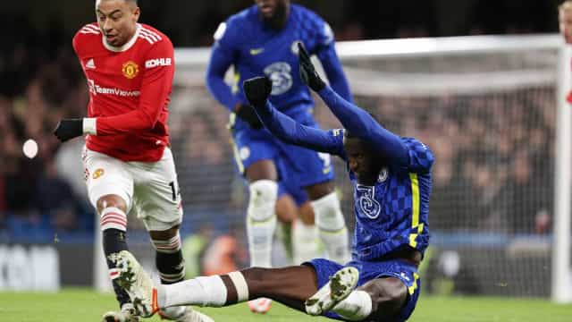 Jorginho marca e Chelsea busca empate com o Manchester United em casa