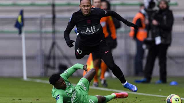 Após deixar estádio de muletas, Neymar diz que ‘voltará mais forte’