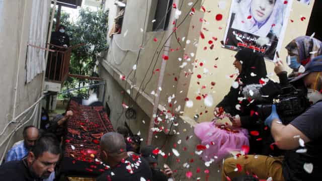 Família recebe diploma de estudante assassinada