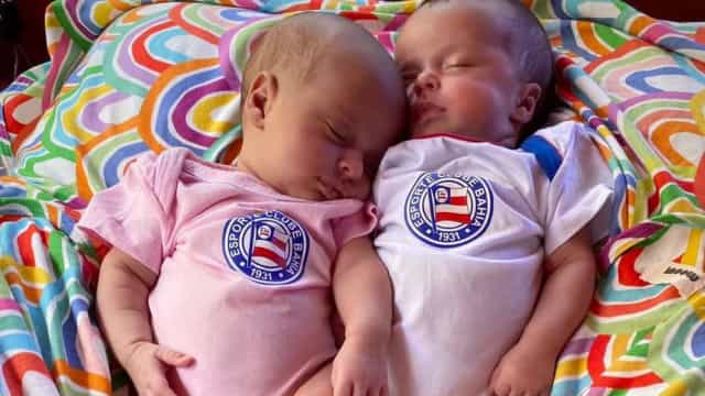 Lan Lahn mostra foto das filhas gêmeas usando ‘uniforme’ do Bahia