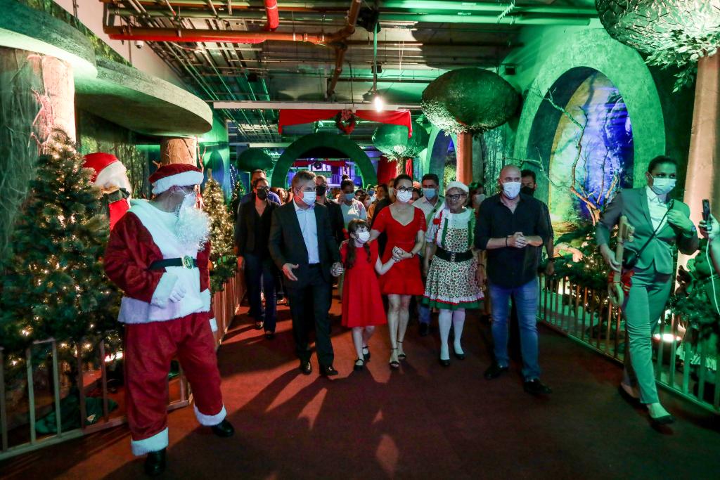 Natal de Vida, Fé e Superação: Governador e primeira-dama abrem o espetáculo de luzes e decoração na Arena Pantanal