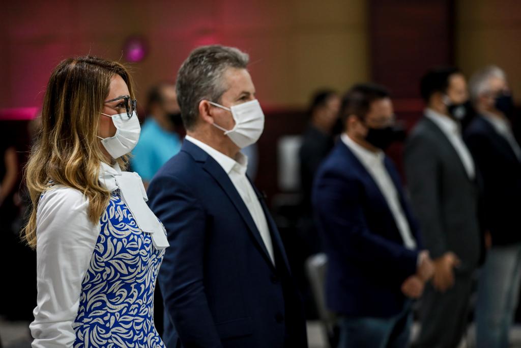 Governador e primeira-dama assinam convênios e entregam cestas básicas em Jaciara