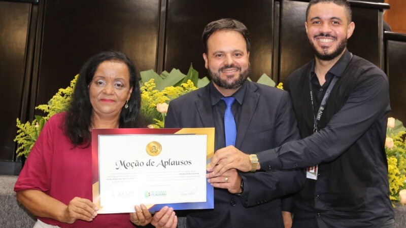 Deputado Claudinei homenageia pedagoga com importante atuação na educação de MT