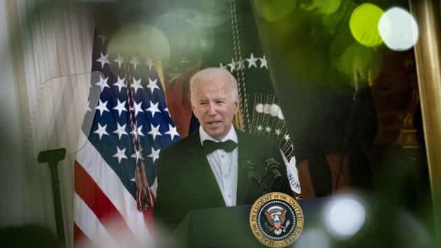 Biden ameaça Putin com sanções "nunca antes vistas" se atacar Ucrânia