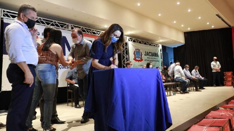 Primeira-dama de MT é madrinha de convênio para construção de 50 casas populares em Jaciara