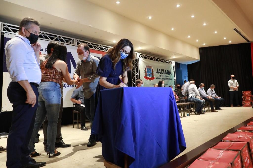 Primeira-dama de MT é madrinha de convênio para construção de 50 casas populares em Jaciara