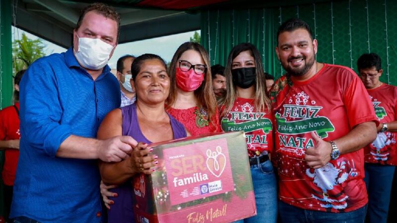 Primeira-dama de MT entrega brinquedos e cestas natalinas em Acorizal e Jangada