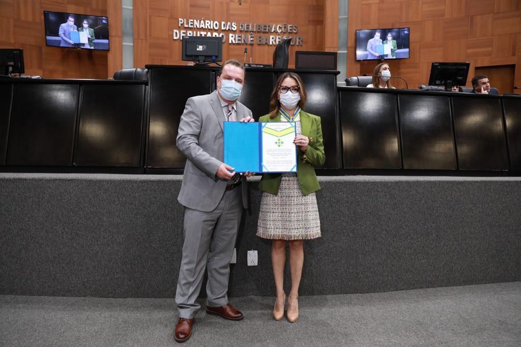 Primeira-dama Virginia Mendes é homenageada com ‘Comenda Senador Filinto Muller’ da ALMT