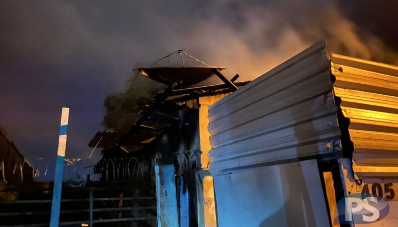 casa é destruída por incêndio e mulher acusa ex-marido de atear fogo