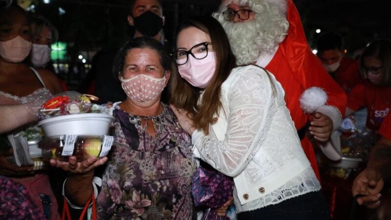 Primeira-dama Virginia Mendes entrega alimentos e presentes a moradores de rua