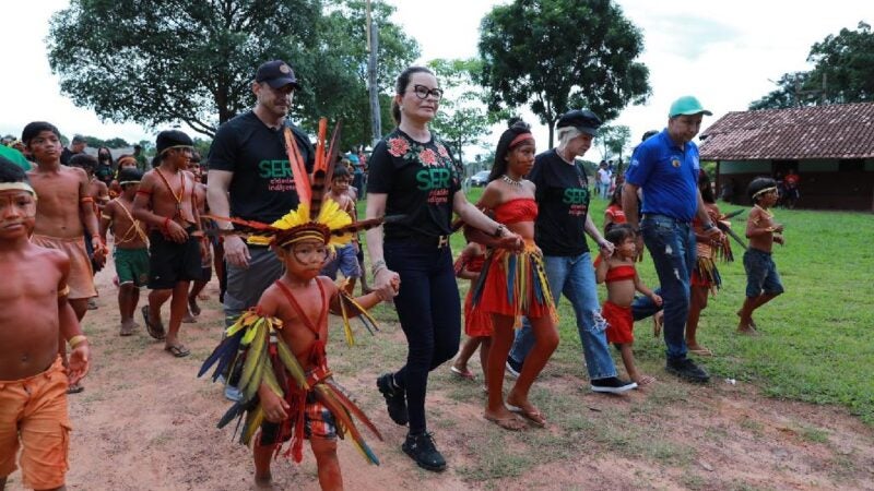 Primeira-dama de MT retorna à aldeia indígena Meruri para fazer entregas de Natal