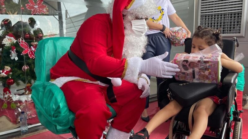 Duzentas crianças atendidas pelo Cridac recebem brinquedos de Natal