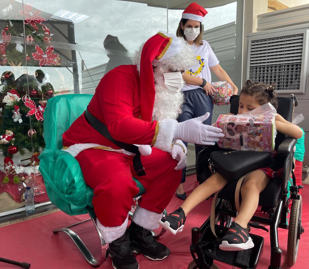 Duzentas crianças atendidas pelo Cridac recebem brinquedos de Natal