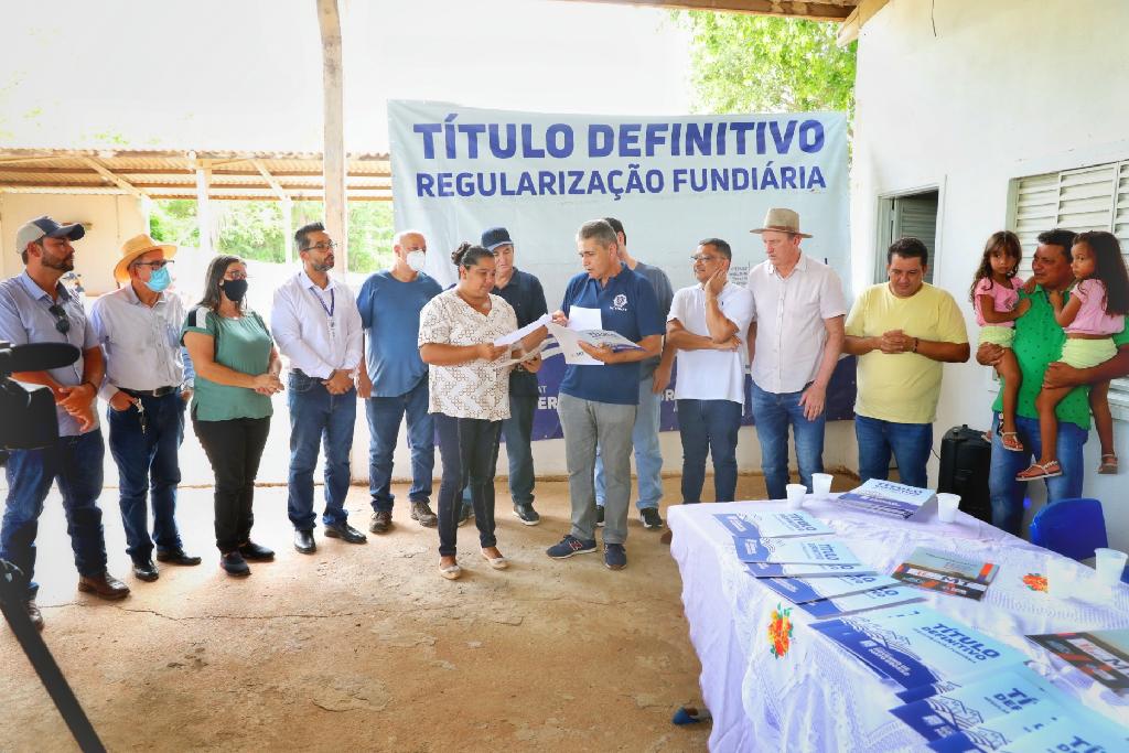 Governo do Estado entrega títulos definitivos de terra a pequenos produtores da agricultura familiar
