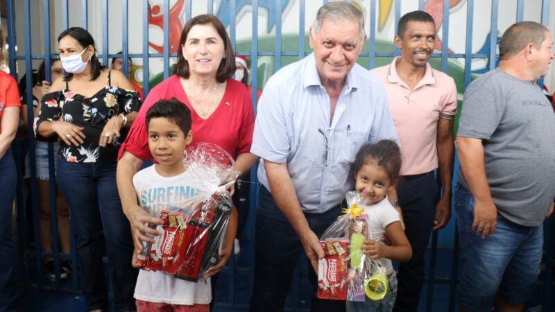 Mais de mil crianças de Vera recebem kit de natal em evento especial da Assistência social