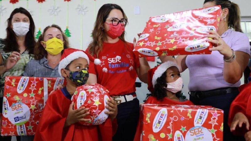 Primeira-dama Virginia Mendes inicia entrega de brinquedos nos municípios do interior de MT