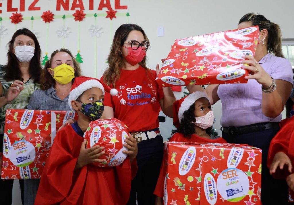 Primeira-dama Virginia Mendes inicia entrega de brinquedos nos municípios do interior de MT