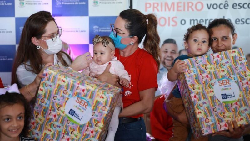 Primeira-dama entrega brinquedos e cestas de Natal para crianças e famílias de Primavera do Leste