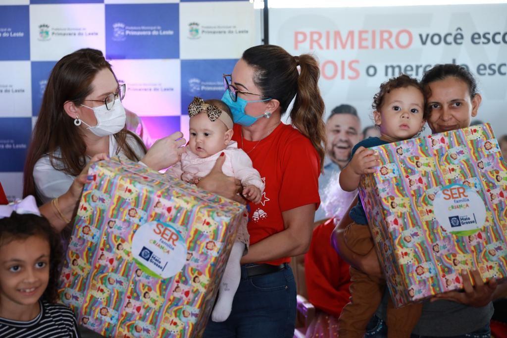 Primeira-dama entrega brinquedos e cestas de Natal para crianças e famílias de Primavera do Leste