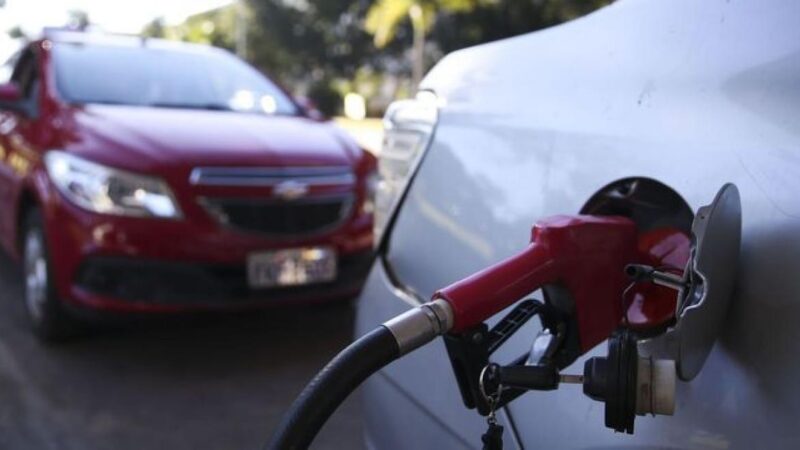 Petrobras reduz em 3% preço da gasolina para distribuidoras