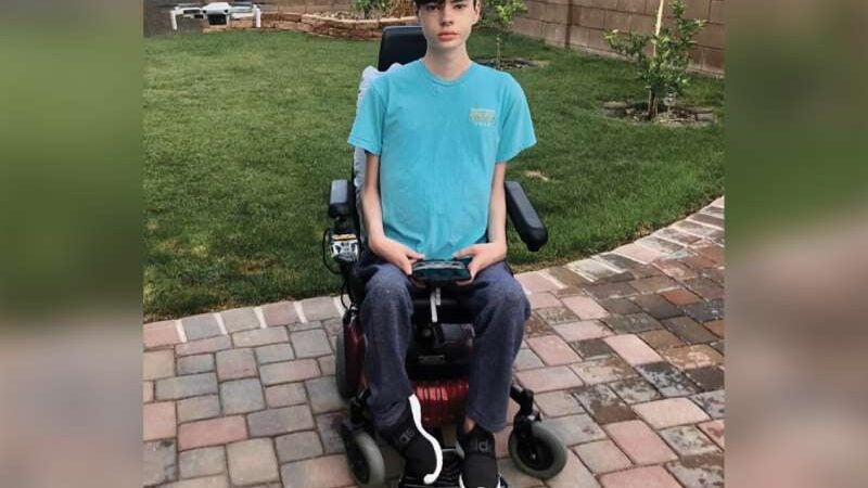 Distrofia rara inspira adolescente a criar exoesqueleto para pacientes