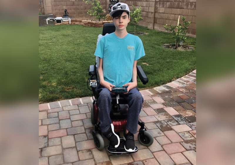 Distrofia rara inspira adolescente a criar exoesqueleto para pacientes