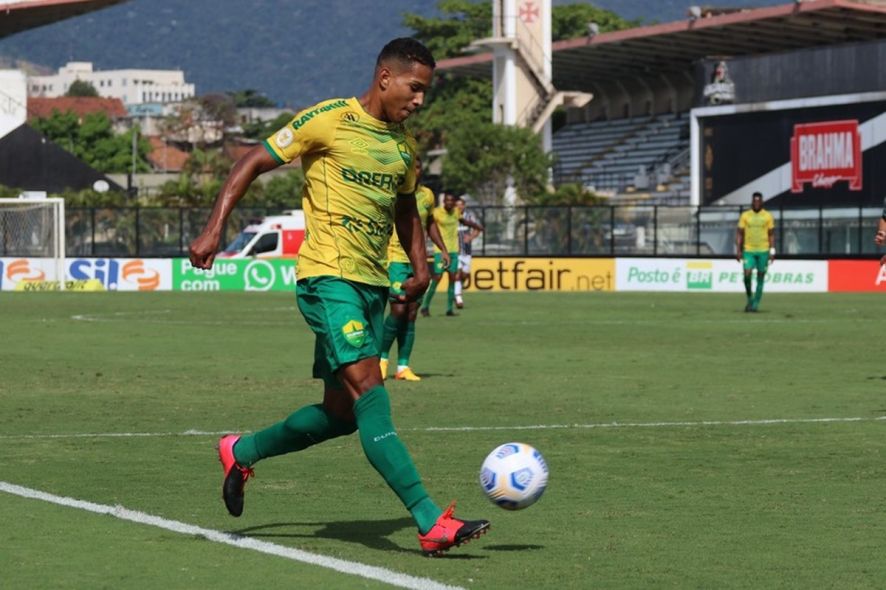 Cuiabá compra jogador do Flamengo e renova com outros 2 atletas