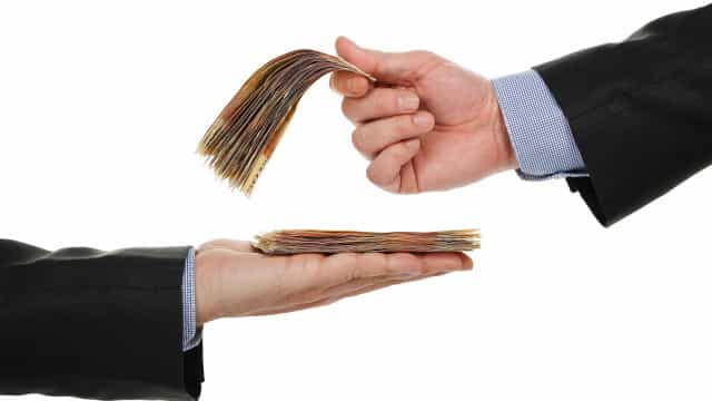 Segunda parcela do 13º é paga até segunda-feira; veja o valor