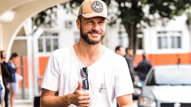 Rodrigo Hilbert faz ‘punheta de bacalhau’ no É de Casa, e internet não perdoa