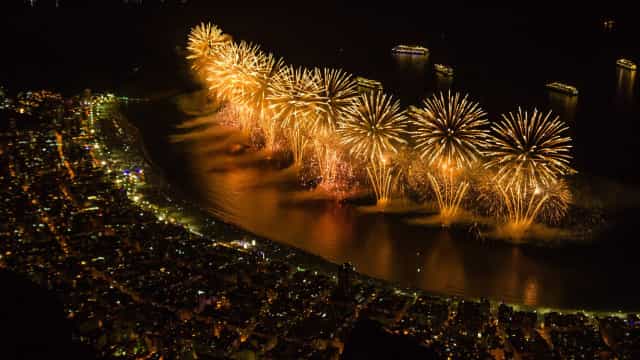 Balsas para fogos em Copacabana ficarão a 500 metros da praia
