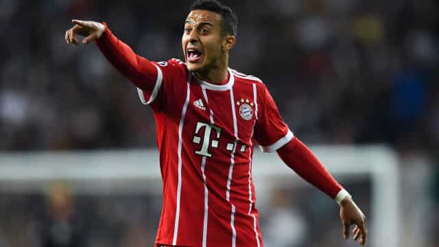 Thiago Alcântara volta a treinar no Liverpool após isolamento por covid-19