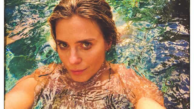Fã diz que Carolina Dieckmann fugiu dele. Atriz reage: "Não era eu"