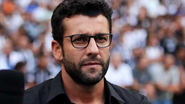 Alberto Valentim enaltece temporada do Athletico-PR e deixa incerto o futuro