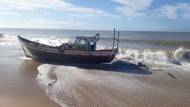 Atracadouro desaba em Salvador e morador é resgatado